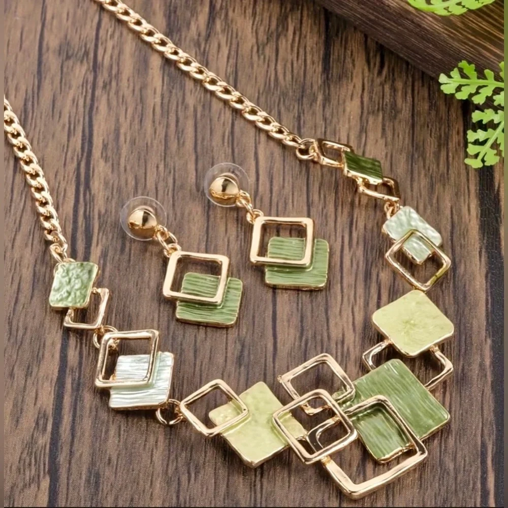 Chic Gold and Green Necklace Set - Picture 2 of 4